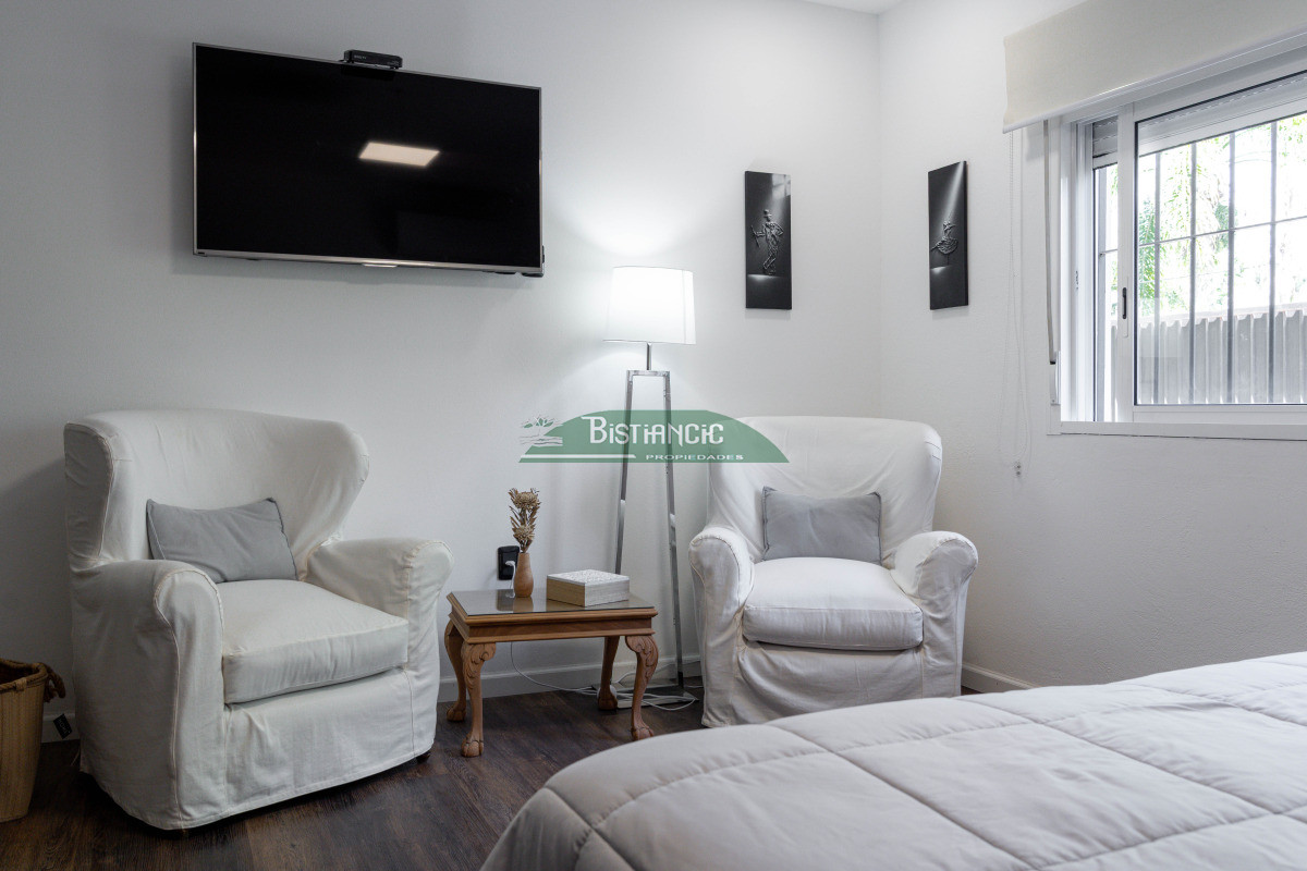 Casa ID.2954 - Chalé 4 dorm 4 baños gran living, piscina grande + 2 deptos externos para renta. Terreno de 1700 m2 + 620 m2 construidos. Precio de Venta US$ 595.000.