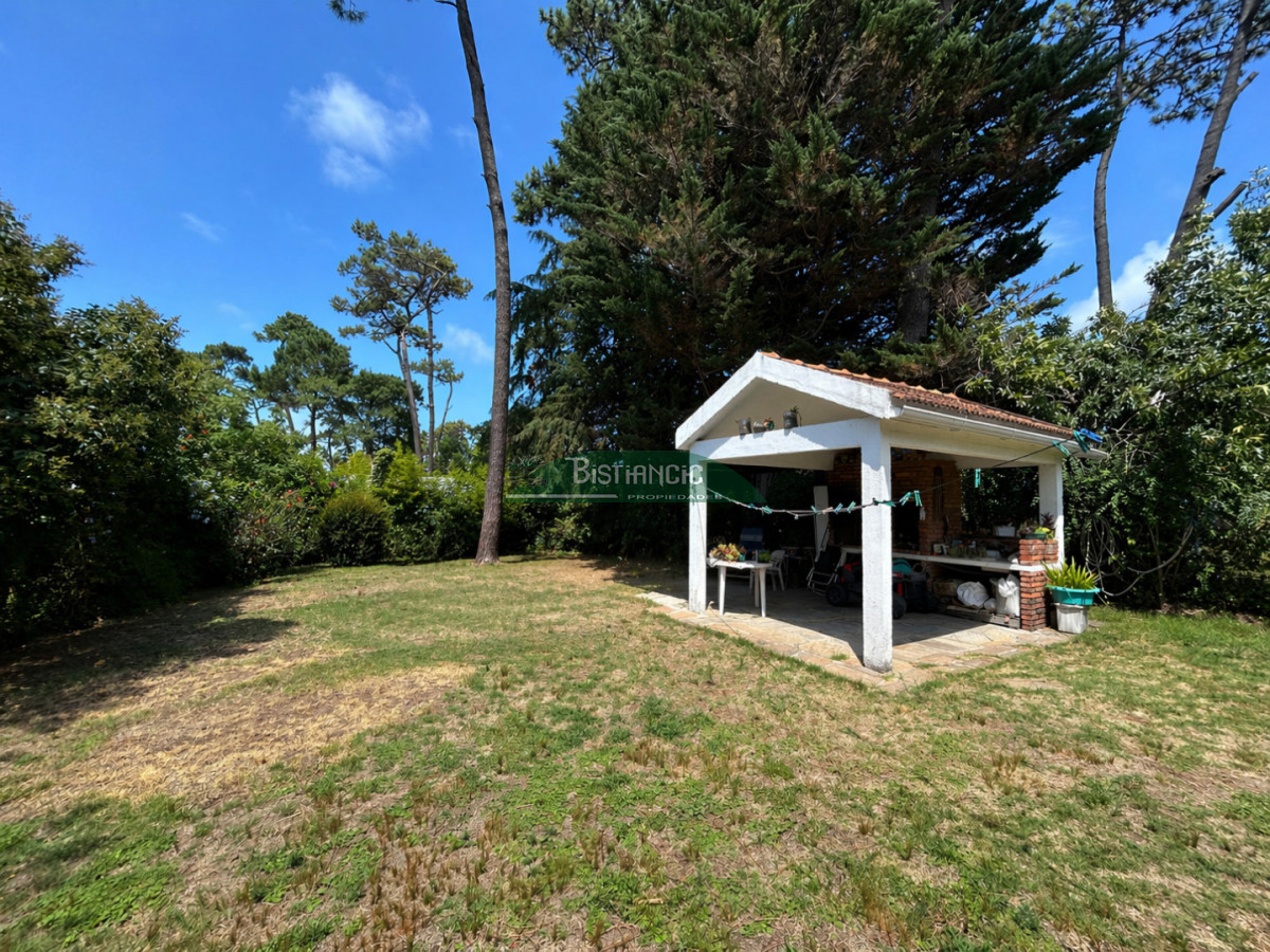 Casa ID.3019 - Pinares Chalé tradicional 3 dorm 2 baños + servicio, 718 m2 jardín, cerca de todo. Venta US$ 310.000.