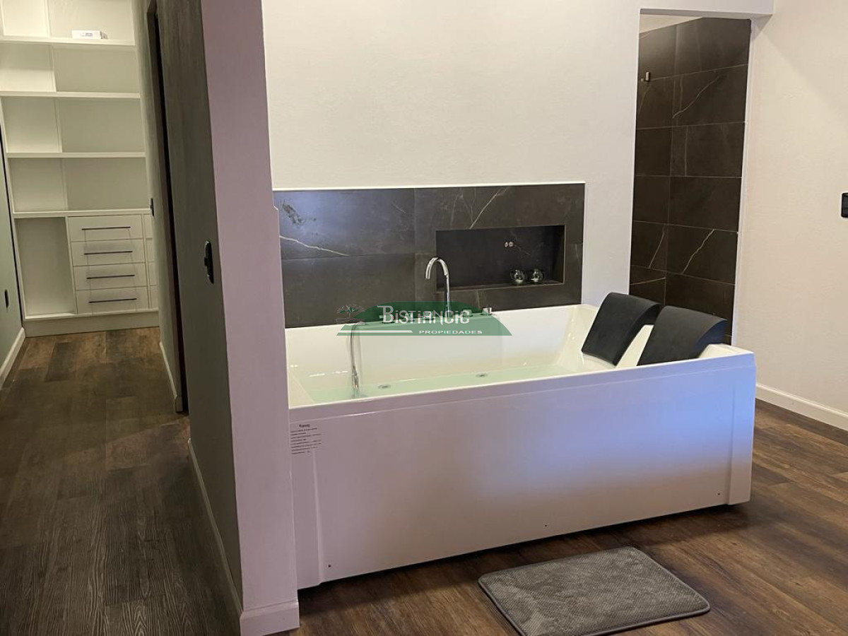 Casa ID.2954 - Chalé 4 dorm 4 baños gran living, piscina grande + 2 deptos externos para renta. Terreno de 1700 m2 + 620 m2 construidos. Precio de Venta US$ 595.000.