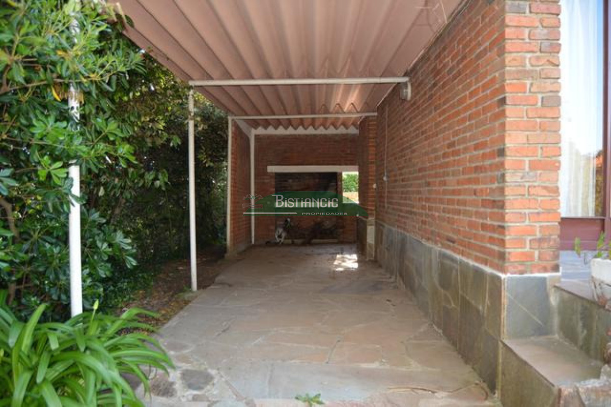 Casa ID.3020 - Pinares Pda 32. a 2 cuadras del mar, Cómoda casa de 3 dormitorios y 2 baños, parrilla y cochera. US$198.000