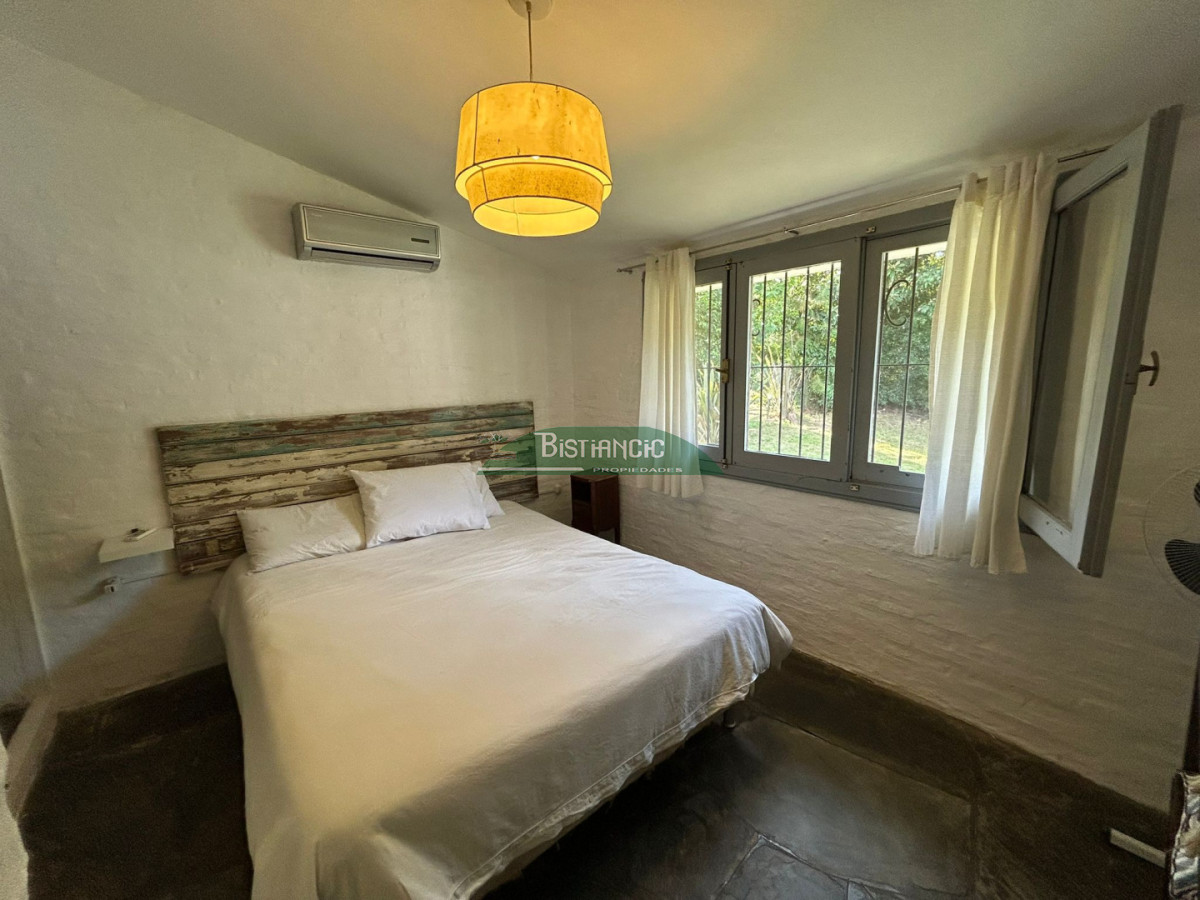 Casa ID.3043 - Hermoso chalet sobre camino la laguna. 3 dorm, 1 baño, barbacoa con baño y deposito. Patio y Estacionamiento. 