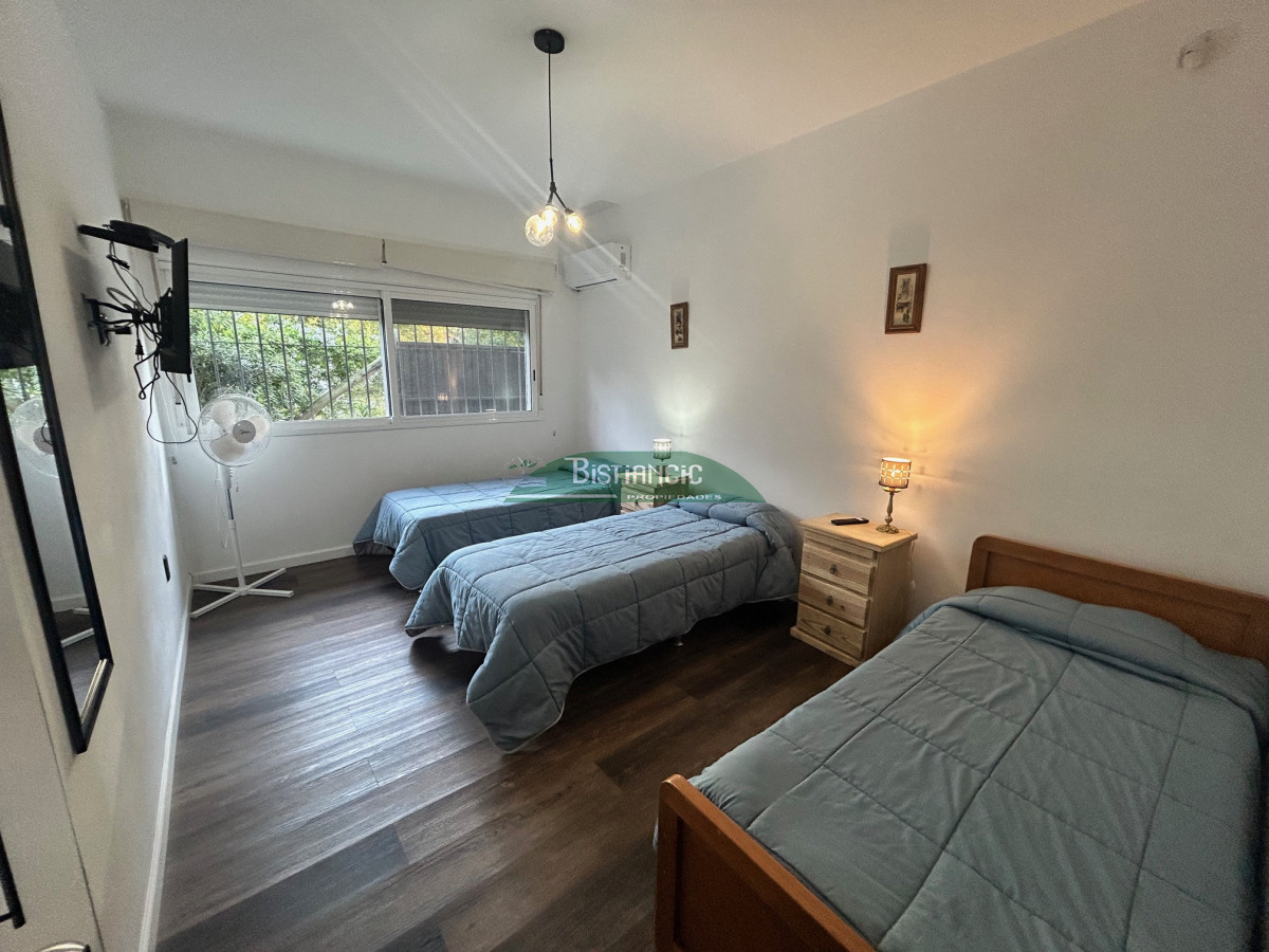 Casa ID.2954 - Chalé 4 dorm 4 baños gran living, piscina grande + 2 deptos externos para renta. Terreno de 1700 m2 + 620 m2 construidos. Precio de Venta US$ 595.000.