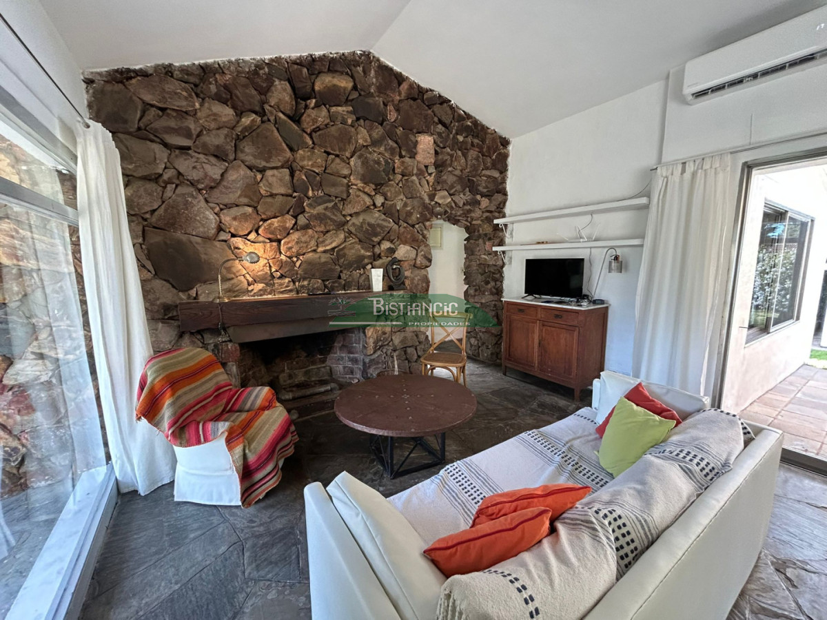 Casa ID.3043 - Hermoso chalet sobre camino la laguna. 3 dorm, 1 baño, barbacoa con baño y deposito. Patio y Estacionamiento. 