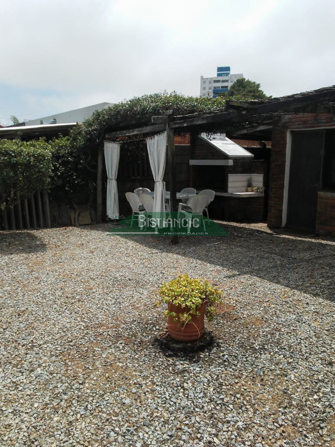 Casa ID.616 - Alquilo invernal casa 2 dorm, 1 baño, estufa y aire acond, cochera y parrillero. $24.000