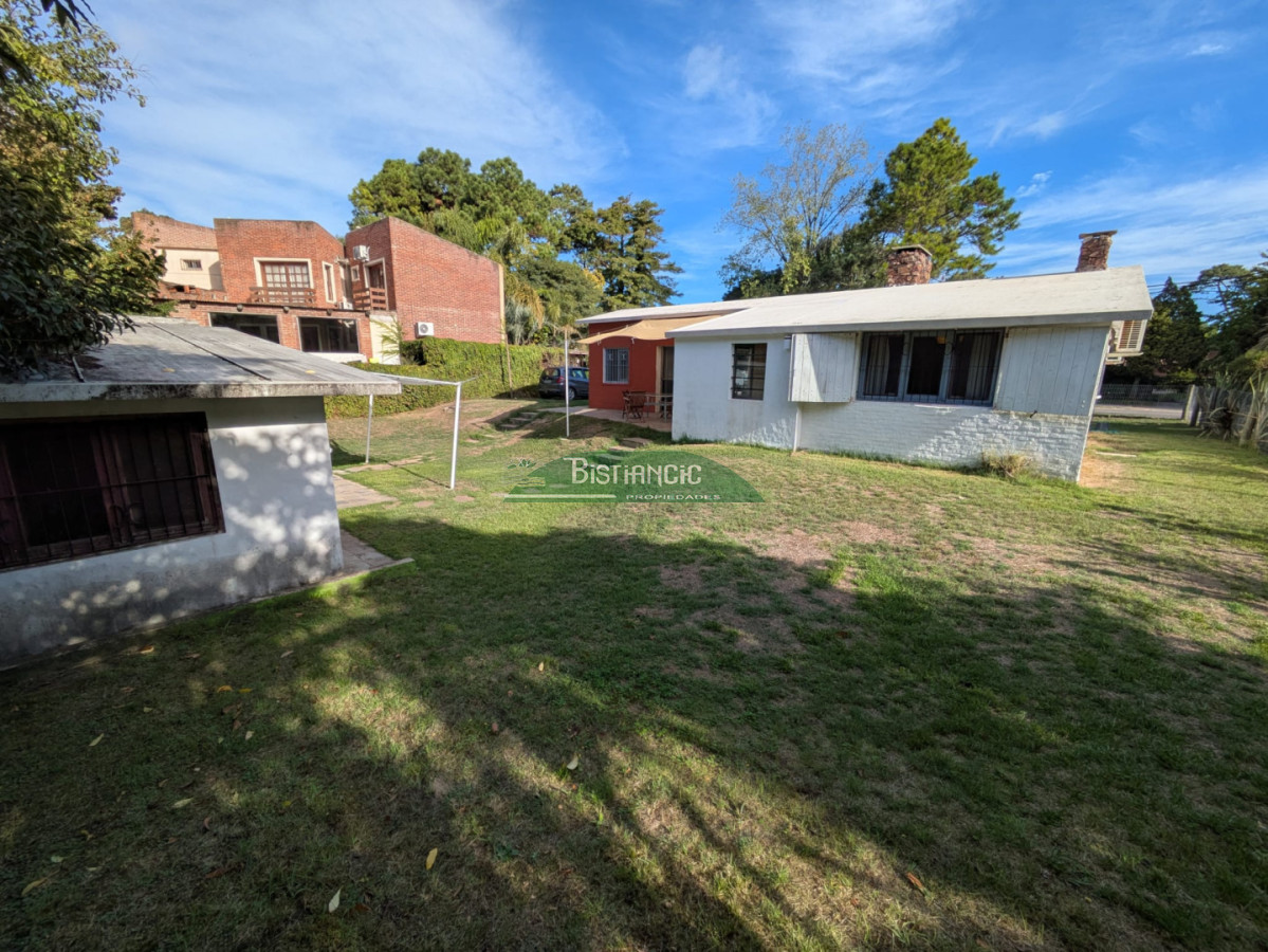 Casa ID.3043 - Hermoso chalet sobre camino la laguna. 3 dorm, 1 baño, barbacoa con baño y deposito. Patio y Estacionamiento. 