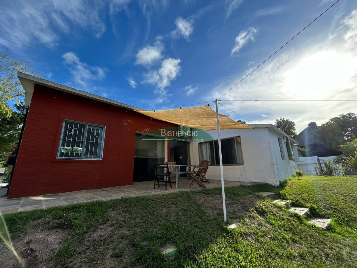 Casa ID.3043 - Hermoso chalet sobre camino la laguna. 3 dorm, 1 baño, barbacoa con baño y deposito. Patio y Estacionamiento. 