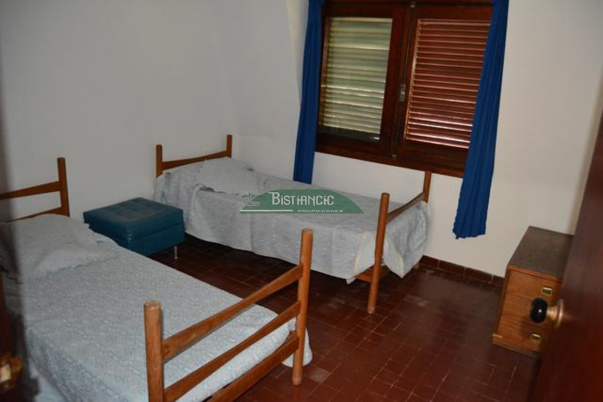 Casa ID.3020 - Pinares Pda 32. a 2 cuadras del mar, Cómoda casa de 3 dormitorios y 2 baños, parrilla y cochera. US$198.000