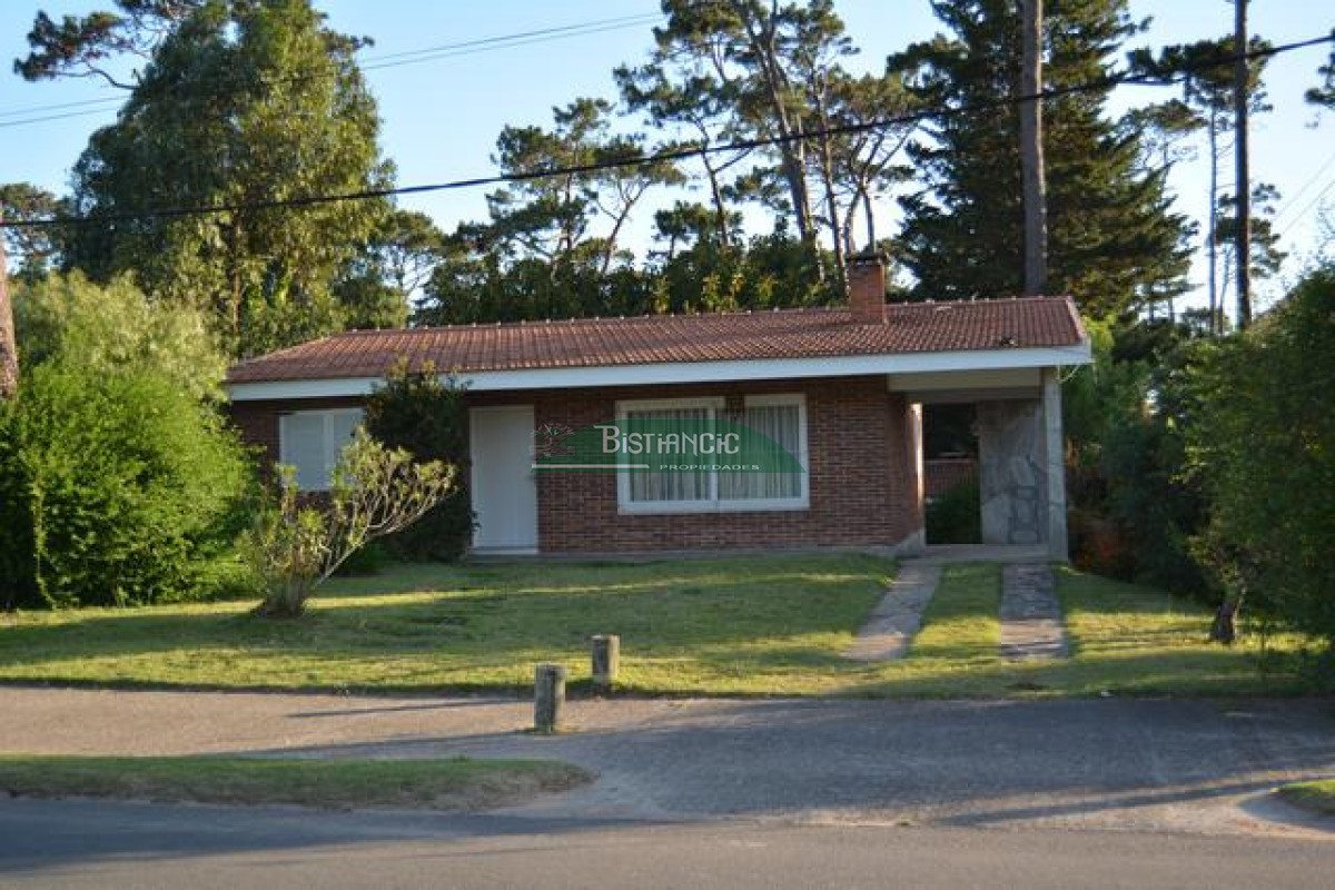 Casa ID.3019 - Pinares Chalé tradicional 3 dorm 2 baños + servicio, 718 m2 jardín, cerca de todo. Venta US$ 268.000.