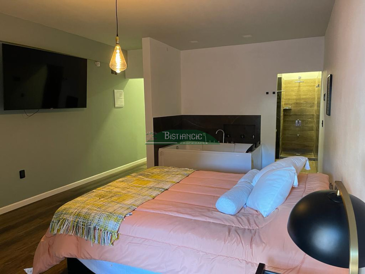 Casa ID.2954 - Chalé 4 dorm 4 baños gran living, piscina grande + 2 deptos externos para renta. Terreno de 1700 m2 + 620 m2 construidos. Precio de Venta US$ 595.000.