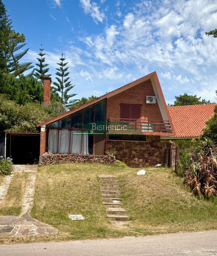 Casa ID.3020 - Pinares Pda 32. a 2 cuadras del mar, Cómoda casa de 3 dormitorios y 2 baños, parrilla y cochera. US$198.000