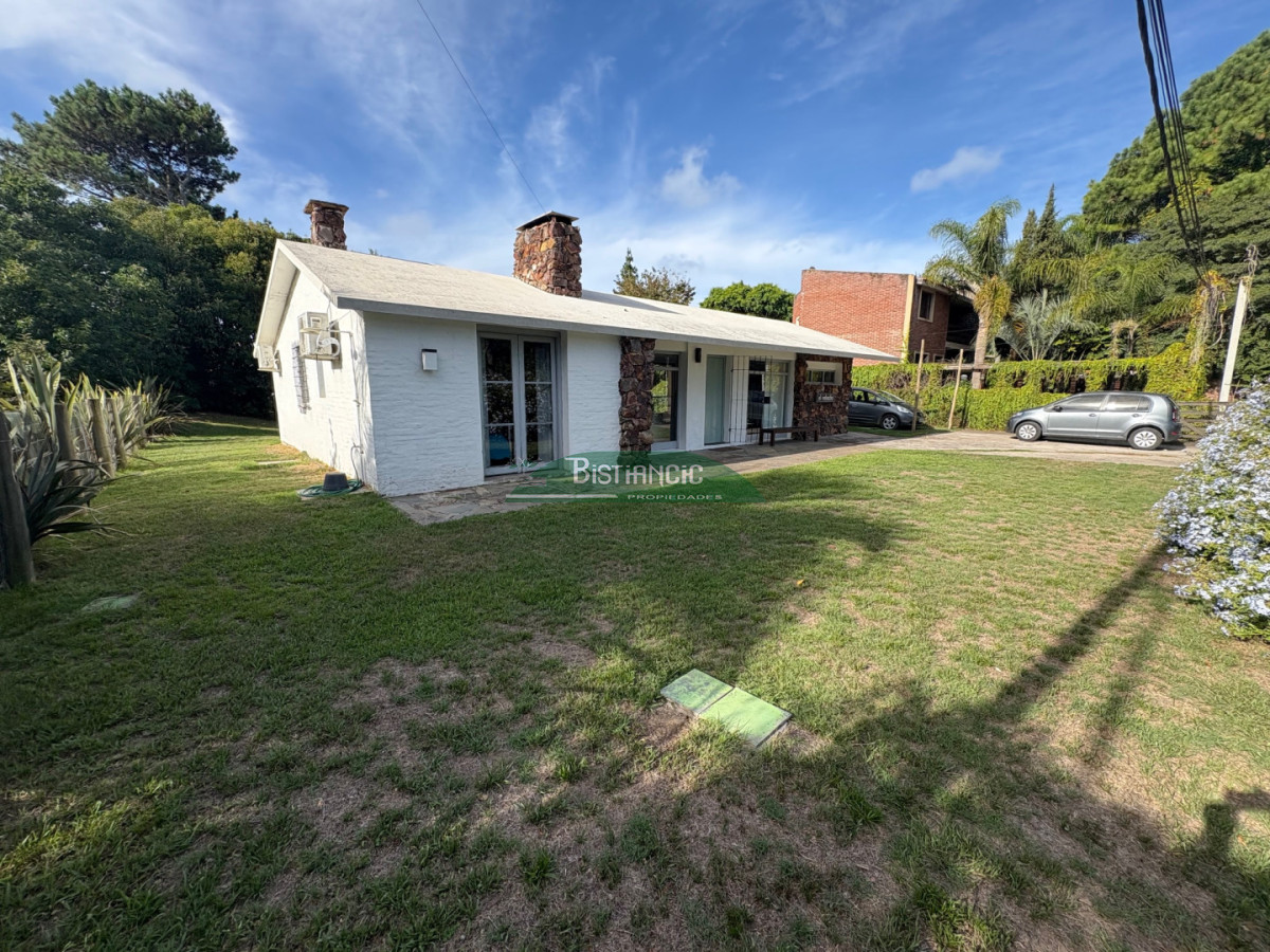 Casa ID.3043 - Hermoso chalet sobre camino la laguna. 3 dorm, 1 baño, barbacoa con baño y deposito. Patio y Estacionamiento. 