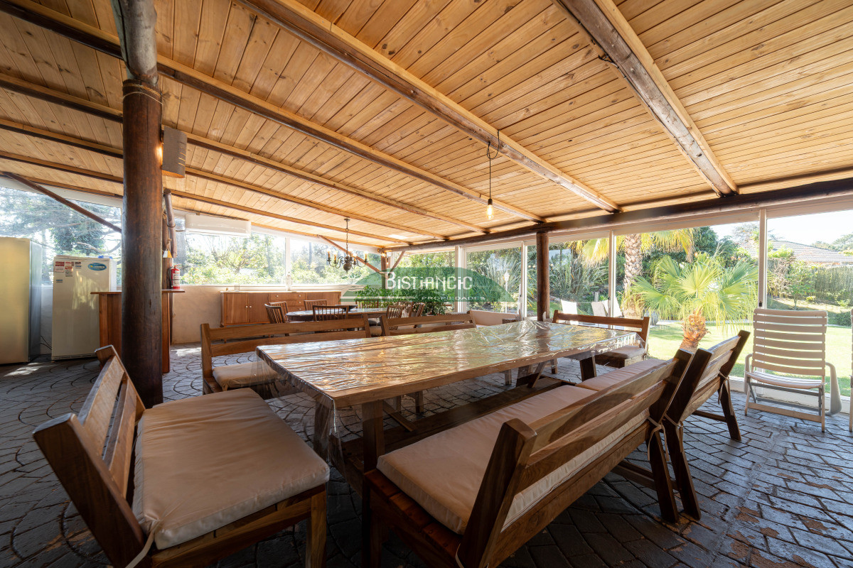 Casa ID.2954 - Chalé 4 dorm 4 baños gran living, piscina grande + 2 deptos externos para renta. Terreno de 1700 m2 + 620 m2 construidos. Precio de Venta US$ 595.000.
