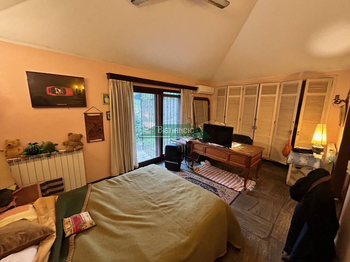 Casa ID.2419 - Chalé 2200 m2 de jardín y 374 m2 edf. 4 dorm 3 baños, barbacoa integrada calefacción, Precio de venta US$ 460.000.