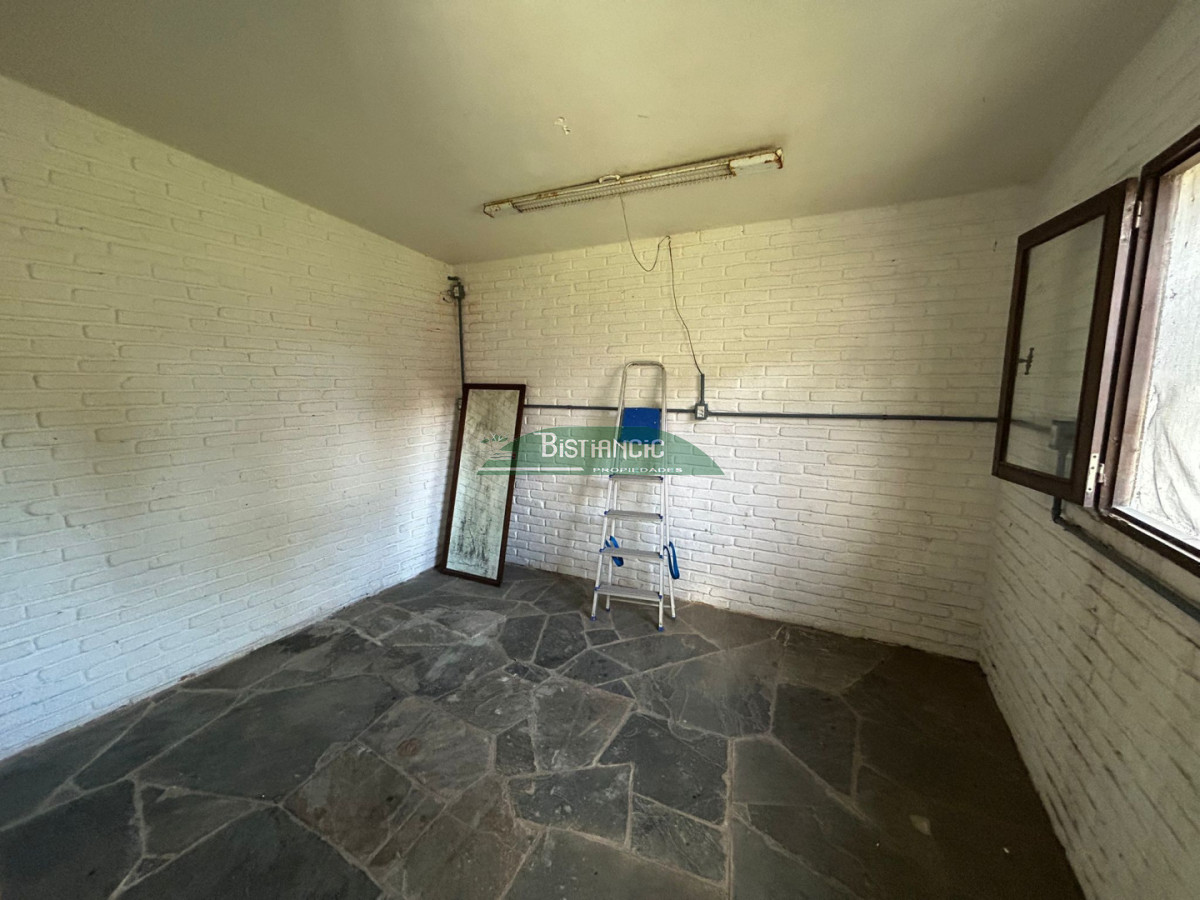 Casa ID.3043 - Hermoso chalet sobre camino la laguna. 3 dorm, 1 baño, barbacoa con baño y deposito. Patio y Estacionamiento. 