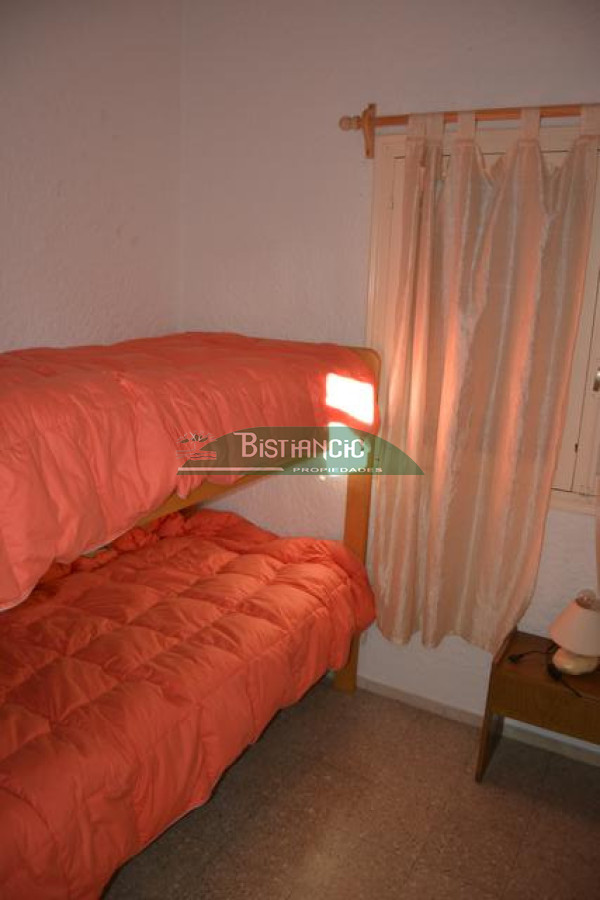 Casa ID.3019 - Pinares Chalé tradicional 3 dorm 2 baños + servicio, 718 m2 jardín, cerca de todo. Venta US$ 268.000.