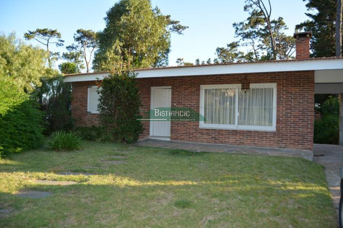 Casa ID.3019 - Pinares Chalé tradicional 3 dorm 2 baños + servicio, 718 m2 jardín, cerca de todo. Venta US$ 268.000.