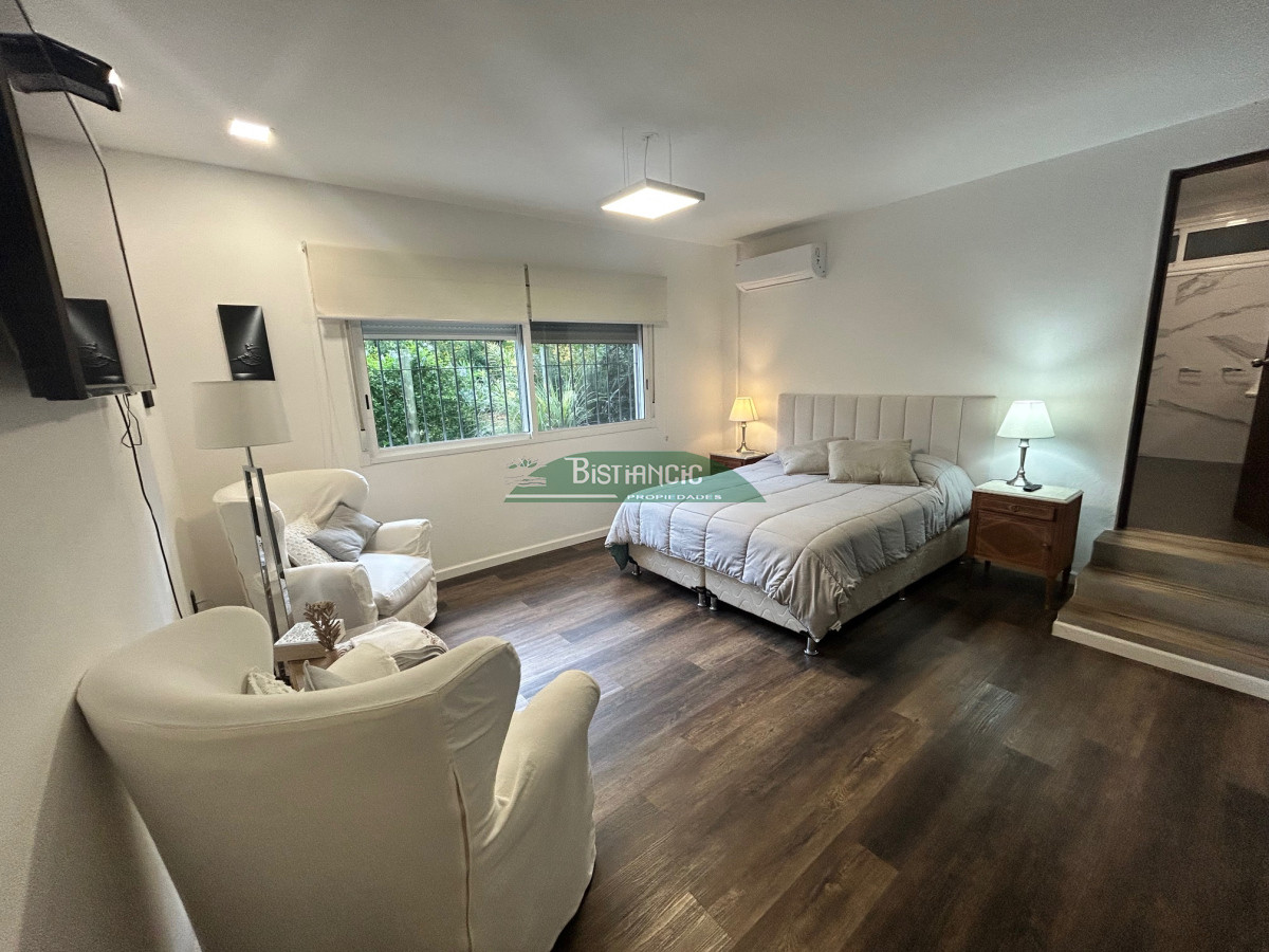 Casa ID.2954 - Chalé 4 dorm 4 baños gran living, piscina grande + 2 deptos externos para renta. Terreno de 1700 m2 + 620 m2 construidos. Precio de Venta US$ 595.000.