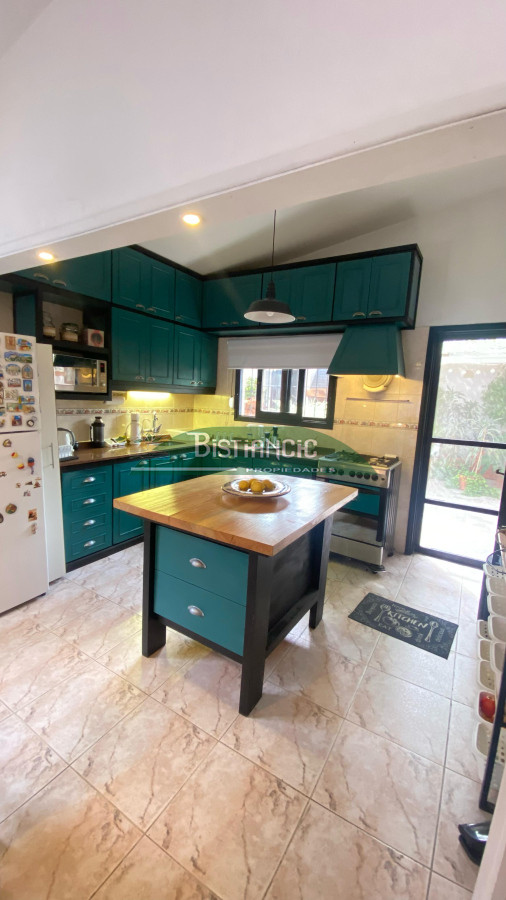 Casa ID.2952 - Casa en Maldonado, 3 dorm 2 baños , nueva con 2 deptos alquilados (buena renta). Todo impecable. Venta US$ 220.000. 