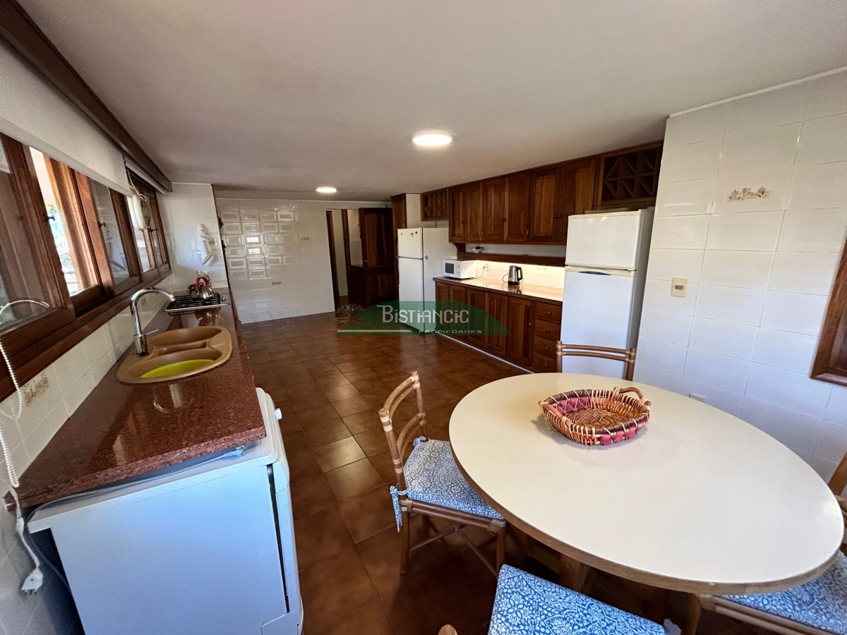 Casa ID.1003 - Chalé Paradas Mansa, 5 dormitorios 4 baños, amplio y luminoso, construcción de calidad, 1000m2 de tierra y 400 m2 edificados. Venta US$ 740.000.