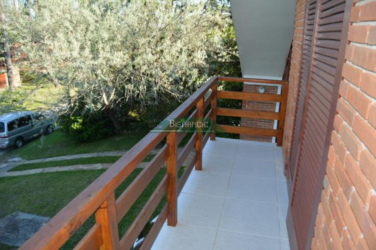 Casa ID.3020 - Pinares Pda 32. a 2 cuadras del mar, Cómoda casa de 3 dormitorios y 2 baños, parrilla y cochera. US$198.000