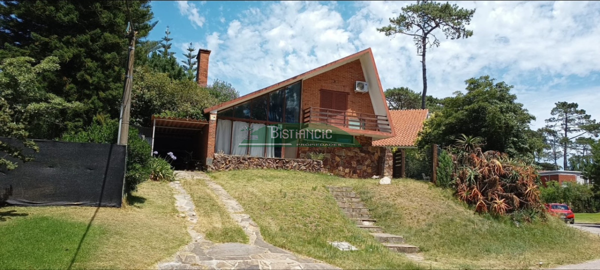 Casa ID.3020 - Pinares Pda 32. a 2 cuadras del mar, Cómoda casa de 3 dormitorios y 2 baños, parrilla y cochera. US$198.000