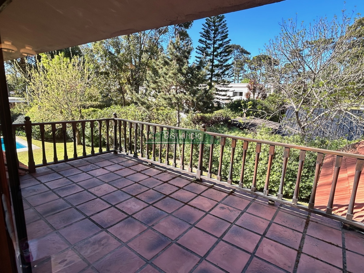 Casa ID.1003 - Chalé Paradas Mansa, 5 dormitorios 4 baños, amplio y luminoso, construcción de calidad, 1000m2 de tierra y 400 m2 edificados. Venta US$ 740.000.
