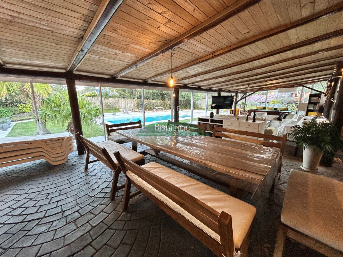 Casa ID.2954 - Chalé 4 dorm 4 baños gran living, piscina grande + 2 deptos externos para renta. Terreno de 1700 m2 + 620 m2 construidos. Precio de Venta US$ 595.000.