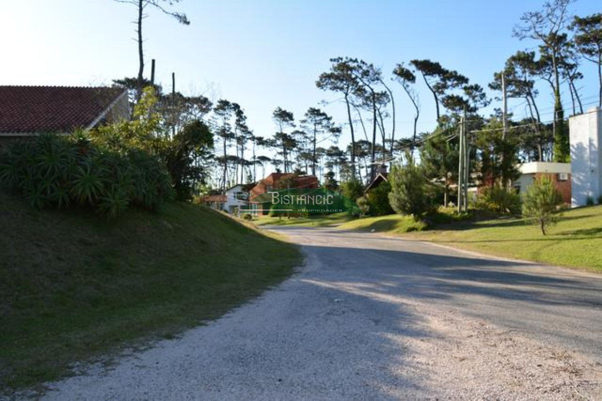 Casa ID.3020 - Pinares Pda 32. a 2 cuadras del mar, Cómoda casa de 3 dormitorios y 2 baños, parrilla y cochera. US$198.000