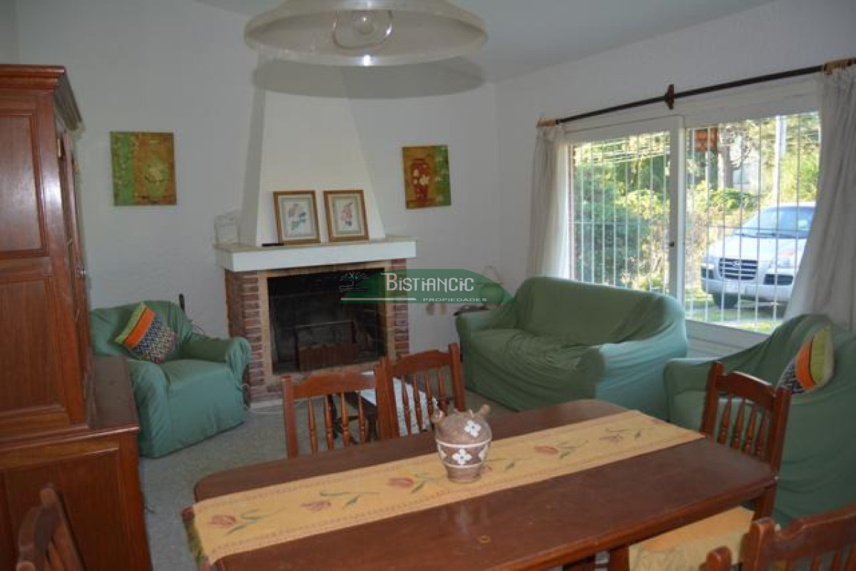 Casa ID.3019 - Pinares Chalé tradicional 3 dorm 2 baños + servicio, 718 m2 jardín, cerca de todo. Venta US$ 268.000.