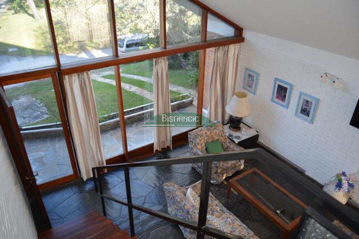 Casa ID.3020 - Pinares Pda 32. a 2 cuadras del mar, Cómoda casa de 3 dormitorios y 2 baños, parrilla y cochera. US$198.000