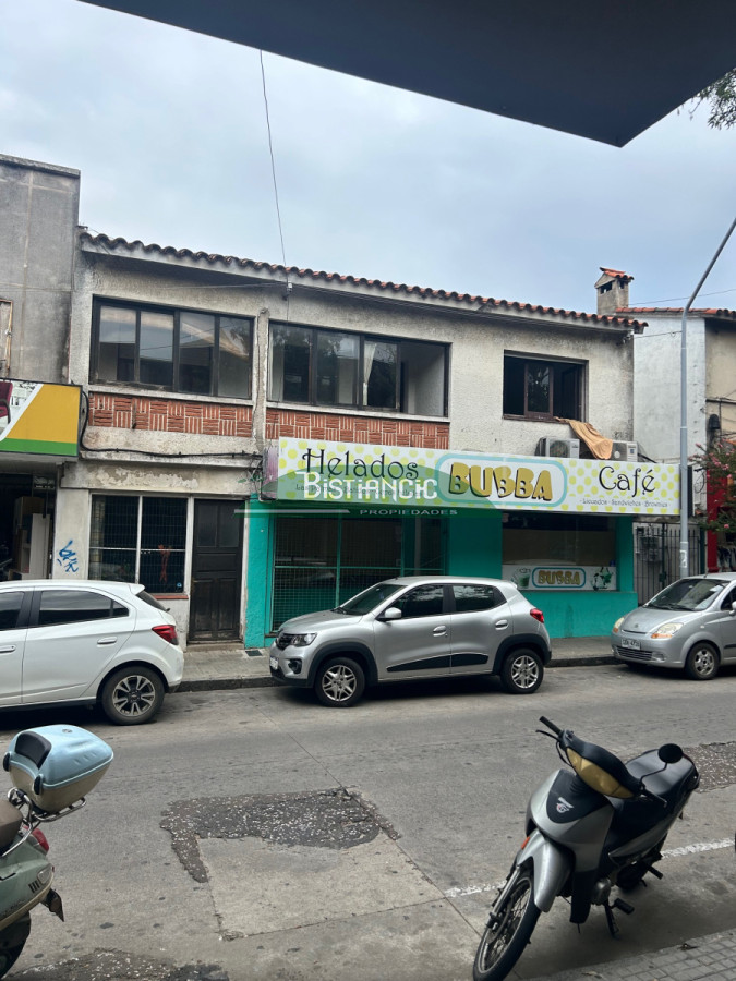 Casa ID.599 - Casa centrica, a media cuadra de peatonal Sarandí, muy comercial, ideal locales. 240 m2.