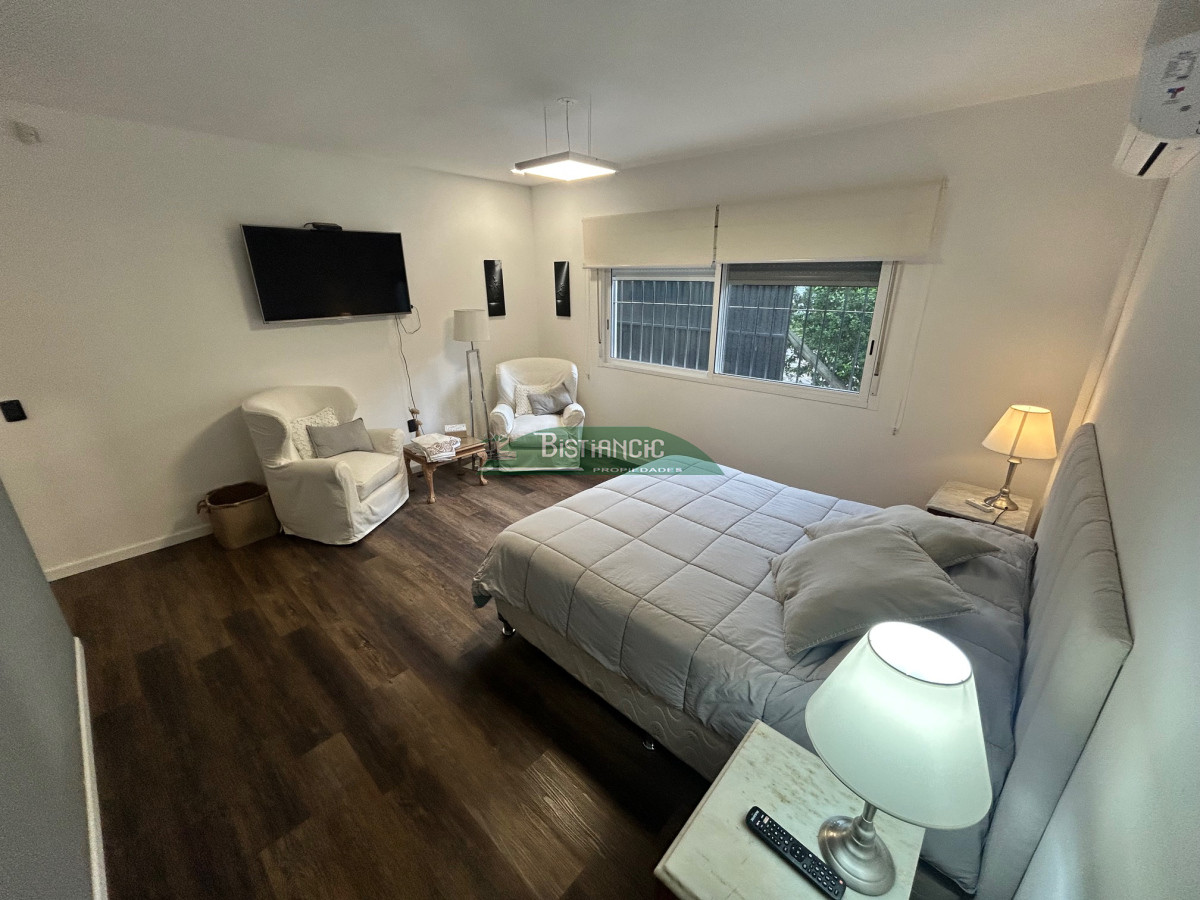 Casa ID.2954 - Chalé 4 dorm 4 baños gran living, piscina grande + 2 deptos externos para renta. Terreno de 1700 m2 + 620 m2 construidos. Precio de Venta US$ 595.000.