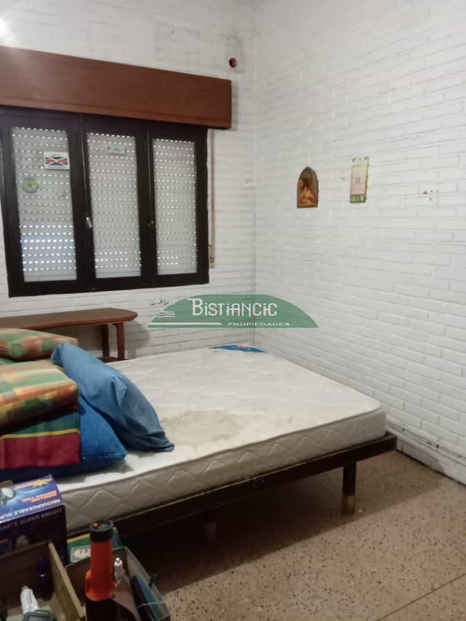 Casa ID.599 - Casa centrica, a media cuadra de peatonal Sarandí, muy comercial, ideal locales. 240 m2.