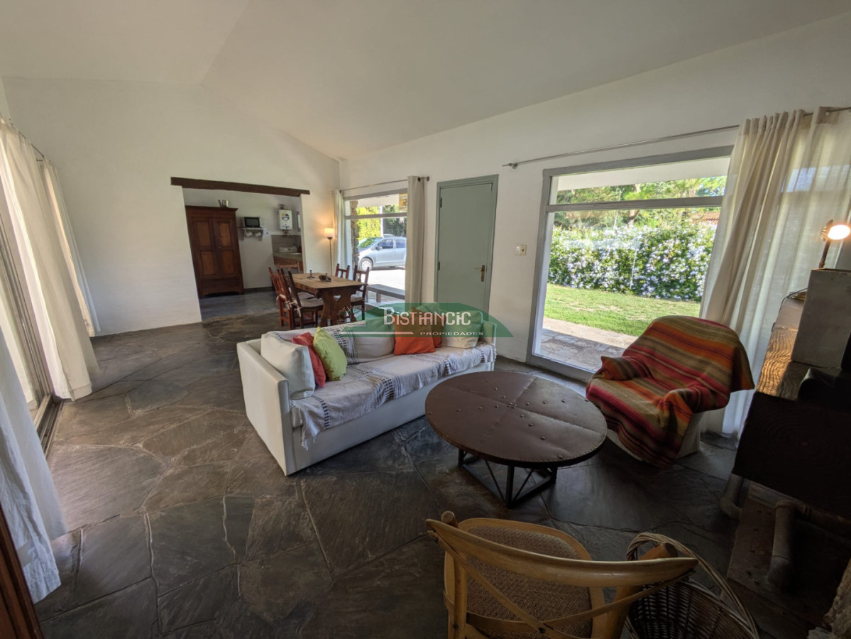 Casa ID.3043 - Hermoso chalet sobre camino la laguna. 3 dorm, 1 baño, barbacoa con baño y deposito. Patio y Estacionamiento. 