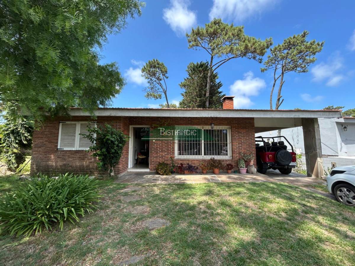 Casa ID.3019 - Pinares Chalé tradicional 3 dorm 2 baños + servicio, 718 m2 jardín, cerca de todo. Venta US$ 310.000.