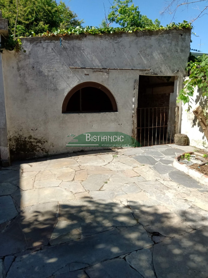 Casa ID.599 - Casa centrica, a media cuadra de peatonal Sarandí, muy comercial, ideal locales. 240 m2.