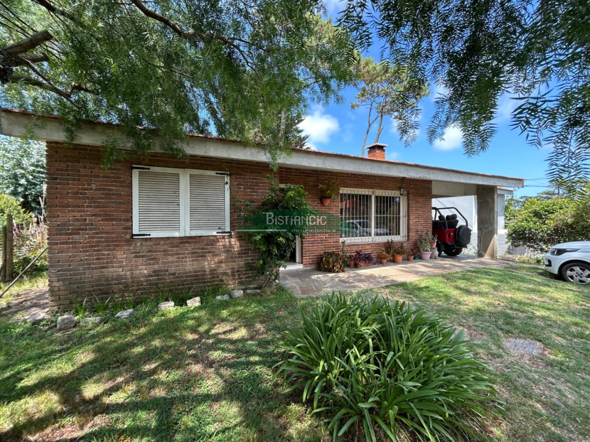 Casa ID.3019 - Pinares Chalé tradicional 3 dorm 2 baños + servicio, 718 m2 jardín, cerca de todo. Venta US$ 310.000.