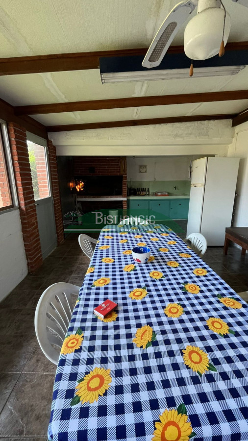 Casa ID.3011 - Chalé Bo Mónaco sobre Chiossi, amplia y sólida construcción, para vivir o comercial. Venta US$320.000. 