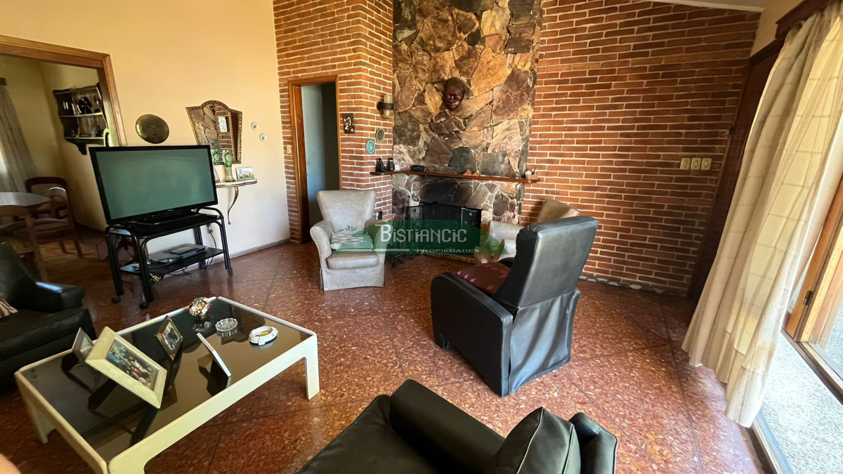 Casa ID.3011 - Chalé Bo Mónaco sobre Chiossi, amplia y sólida construcción, para vivir o comercial. Venta US$320.000. 