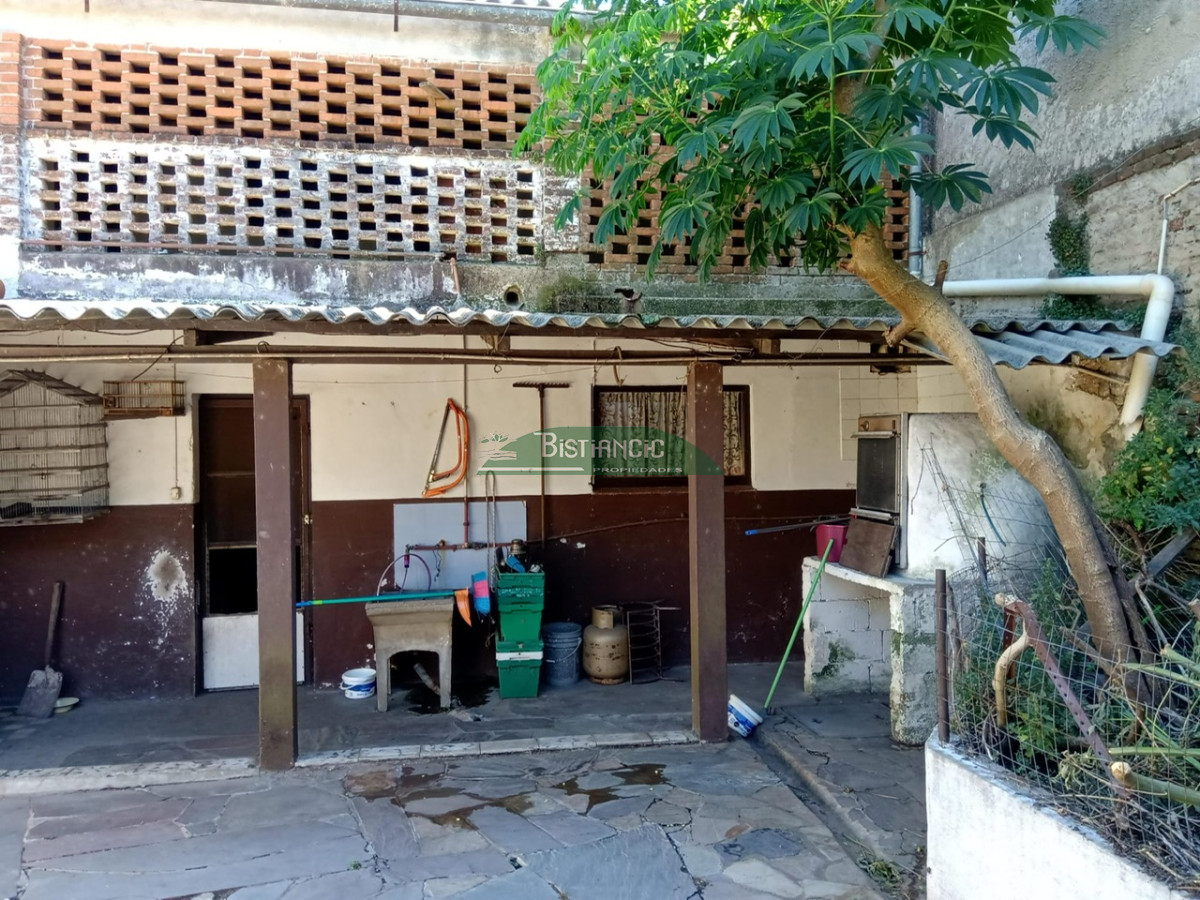 Casa ID.599 - Casa centrica, a media cuadra de peatonal Sarandí, muy comercial, ideal locales. 240 m2.