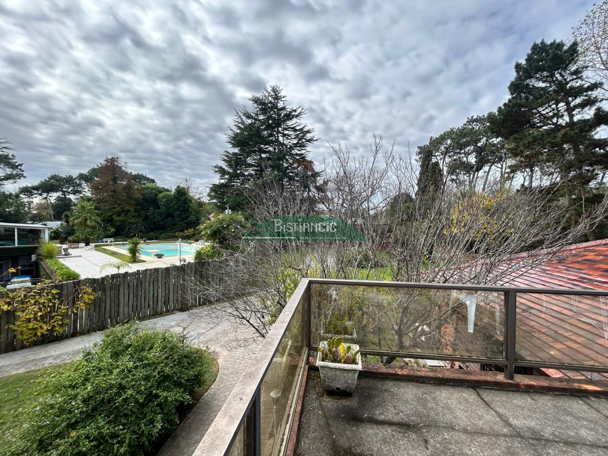 Casa ID.2419 - Chalé 2200 m2 de jardín y 374 m2 edf. 4 dorm 3 baños, barbacoa integrada calefacción, Precio de venta US$ 460.000.