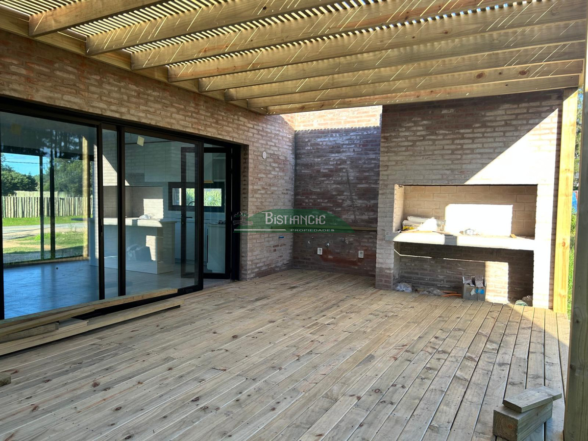 Casa ID.2958 - Casa a estrenar en Pinares , 3 dorm, 2 baños ( 1 en suite), salida con parrillero y pergola. 