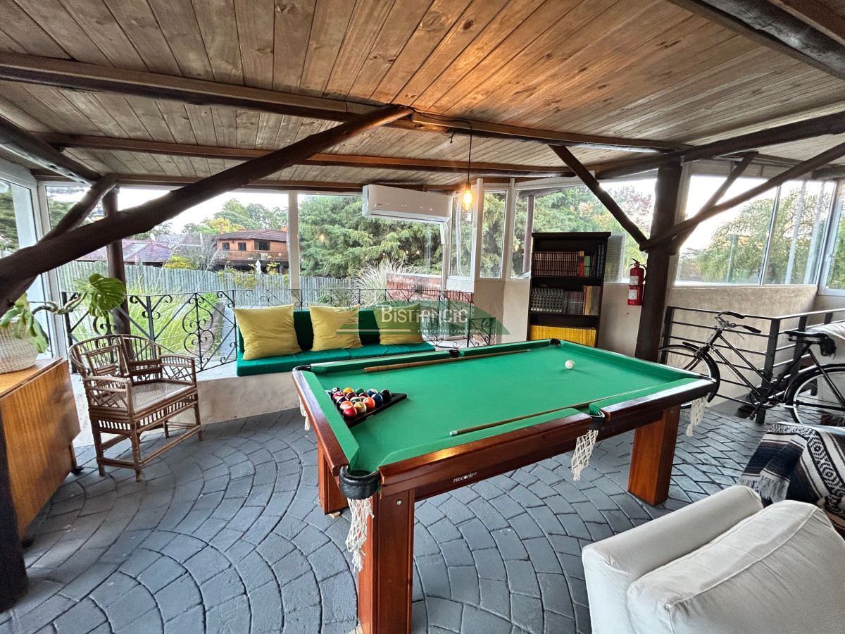 Casa ID.2954 - Chalé 4 dorm 4 baños gran living, piscina grande + 2 deptos externos para renta. Terreno de 1700 m2 + 620 m2 construidos. Precio de Venta US$ 595.000.