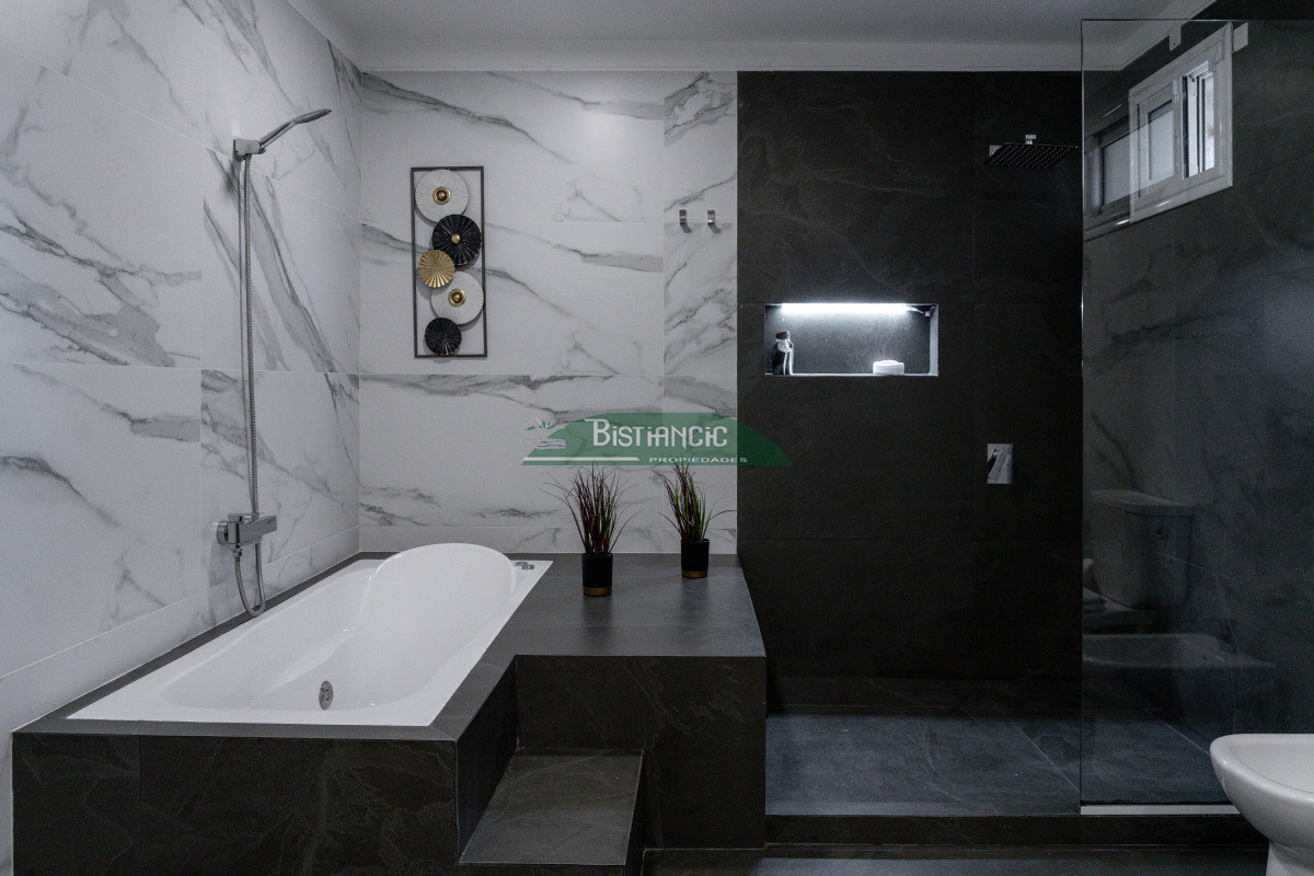 Casa ID.2954 - Chalé 4 dorm 4 baños gran living, piscina grande + 2 deptos externos para renta. Terreno de 1700 m2 + 620 m2 construidos. Precio de Venta US$ 595.000.