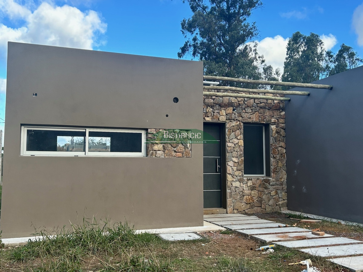Casa ID.2275 - Casa a estrenar en barrio privado, construcción tradicional, 2 dorm 2 baños 370 m2 de terreno  US$170.000. financiación