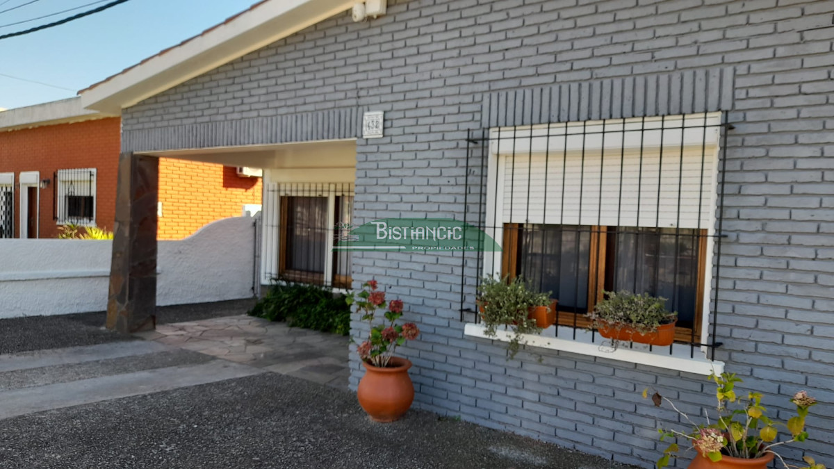 Casa ID.2952 - Casa en Maldonado, 3 dorm 2 baños , nueva con 2 deptos alquilados (buena renta). Todo impecable. Venta US$ 220.000. 