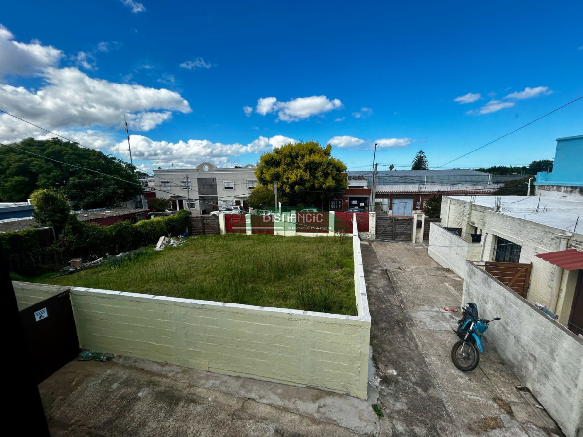 Casa ID.2367 - Apto en planta alta en alquiler anual, 1 dorm, con living comedor con cocina integrada.
