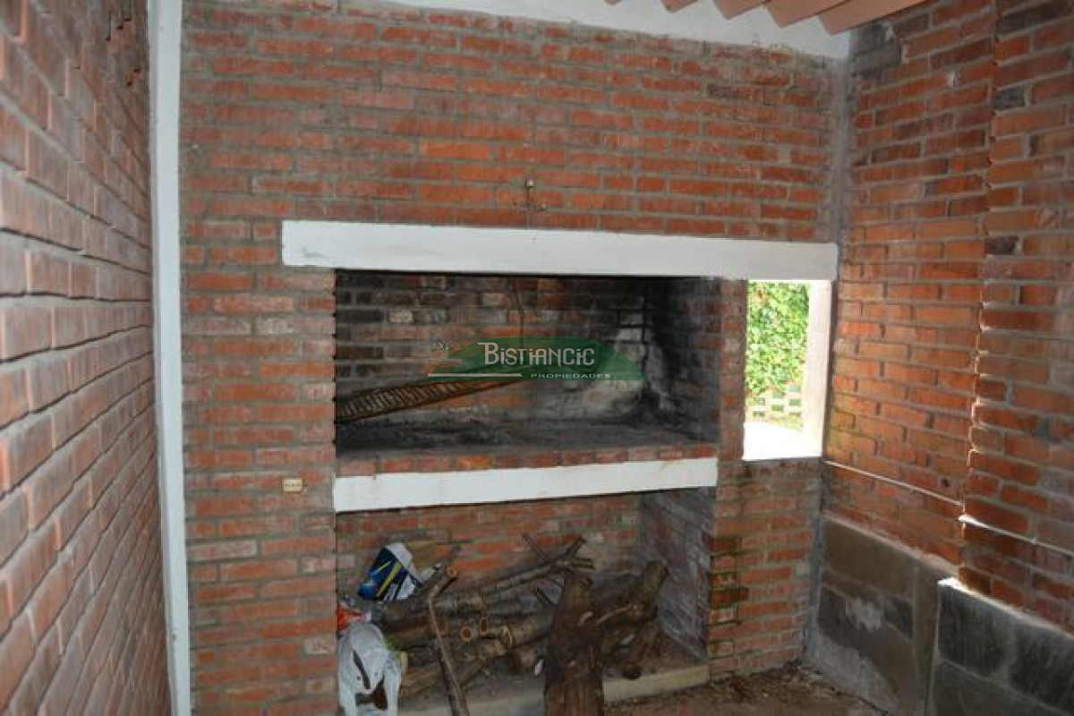 Casa ID.3020 - Pinares Pda 32. a 2 cuadras del mar, Cómoda casa de 3 dormitorios y 2 baños, parrilla y cochera. US$198.000