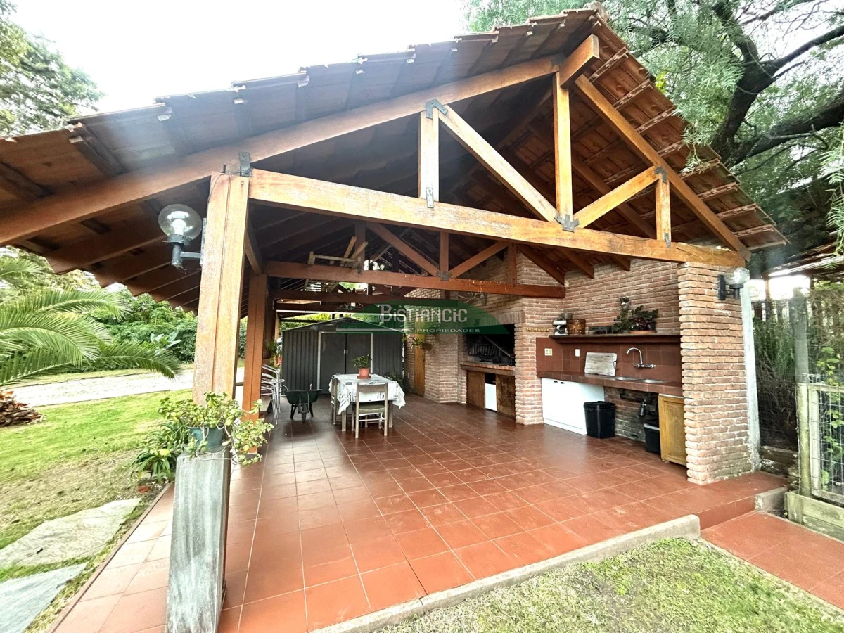 Casa ID.2941 - Pinares cerca del mar Chalé tradicional 1000m2 terreno y 350m2 construidos, 4 dorm 3 baños mas depto externo. Venta US$ 470.000