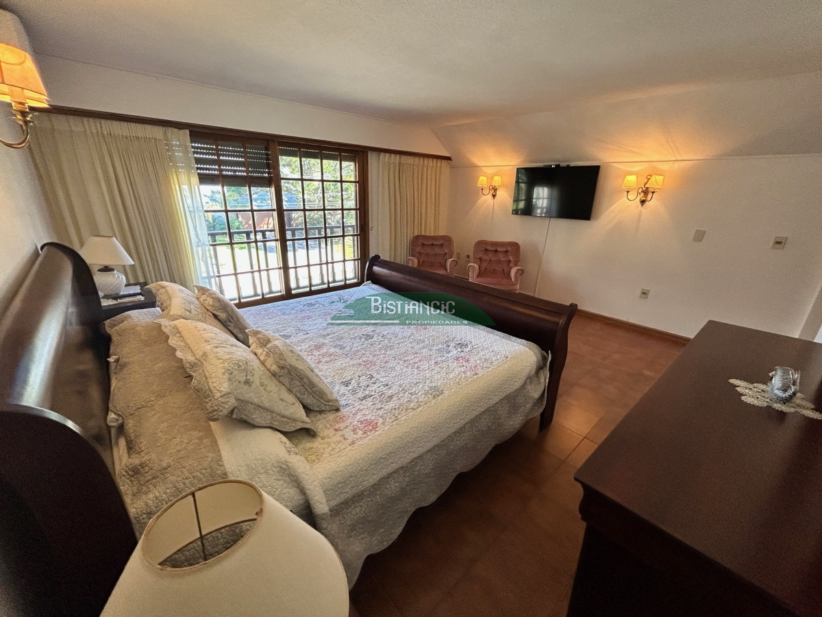 Casa ID.1003 - Chalé Paradas Mansa, 5 dormitorios 4 baños, amplio y luminoso, construcción de calidad, 1000m2 de tierra y 400 m2 edificados. Venta US$ 740.000.